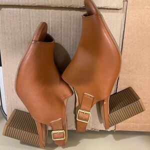 Old Navy Brown leather sandals with a block heel and a buckle closure. Size 10.